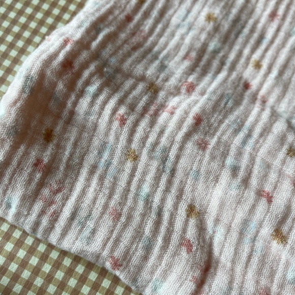 Set of 4 lightweight 100% cotton baby blankets. - Picture 5 of 16